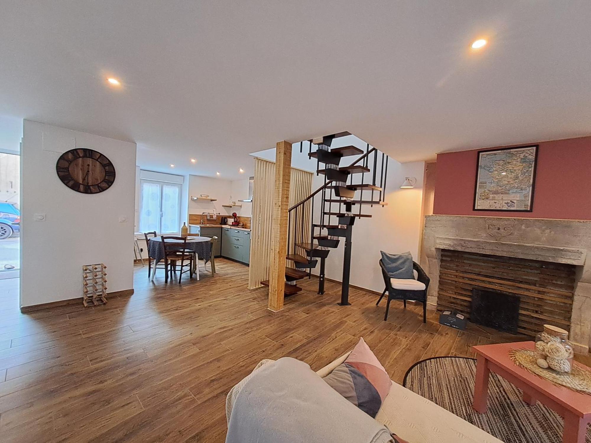 A La Maison De Apartment